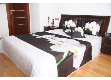 Přehoz na postel bílé barvy s motivem bílé orchideje